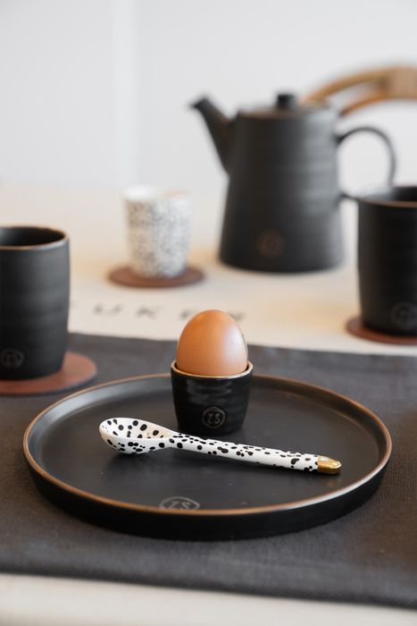 Zusss eierdopje aardewerk zwart