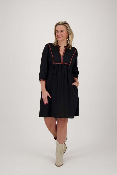 Zusss jurk met borduursels zwart/kortaalroze